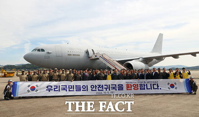 김선호 국방부 차관과 강인선 외교부 2차관이 5일 오후 경기도 성남 서울공항에서 레바논에 체류 중이던 재외국민과 가족을 무사 귀국시킨 외교부 신속대응팀, 군 의무요원을 격려하며 기념촬영을 하고 있다. /사진공동취재단