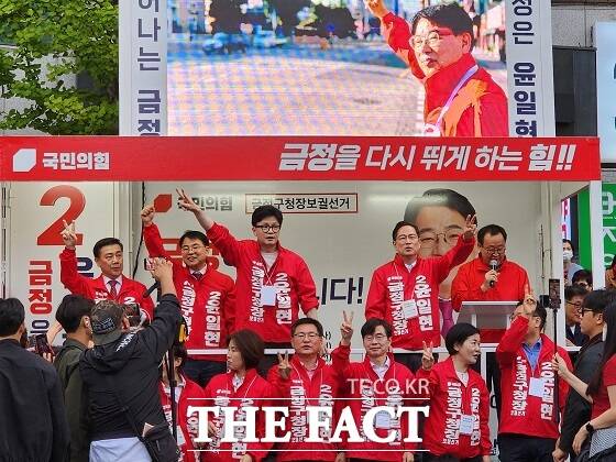 국민의힘 한동훈 대표가 5일 부산 금정구에 있는 한 대형마트 앞에서 진행된 윤일현 후보 집중지원 유세에서 더불어민주당과 조국혁신당은 금정의 삶을 개선하려는 장인 이 지역 선거에서 정치 놀음을 하고 있다면서 야권의 후보 단일화를 야합이라고 비판했다./독자제공.