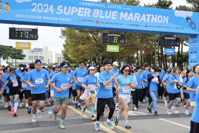 6일 서울 마포구 평화의공원에서 열린 제9회 슈퍼블루마라톤에서 장애인과 비장애인이 함께 달리고 있다. /롯데