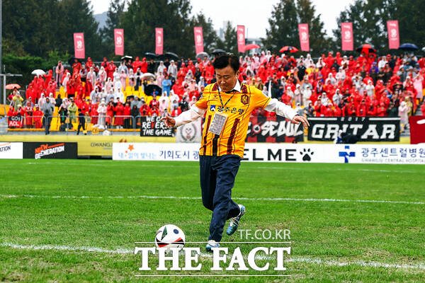 정기명 여수시장이 6일 광주FC와 FC서울 경기 시작에 앞서 시축에 나서고 있다./여수시