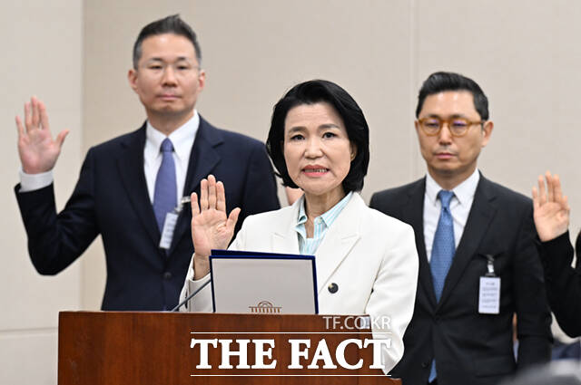 이 위원장이 증인 선서를 하고 있다. 이 위원장은 야당이 단독 처리한 탄핵소추로 직무가 정지된 상태라 기관 증인이 아닌 일반 증인으로 출석했다.