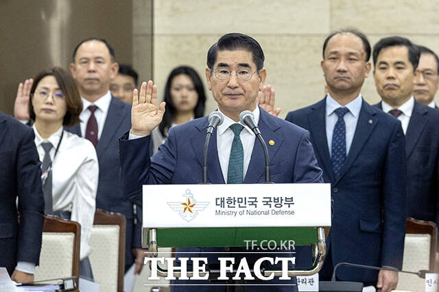 증인선서하는 김용현 국방부 장관과 관계자들. 외통위와 국방위에서는 윤석열 정부의 외교·안보 참사를 질타하는 야당 의원들의 질의가 이어졌다. /국회사진취재단