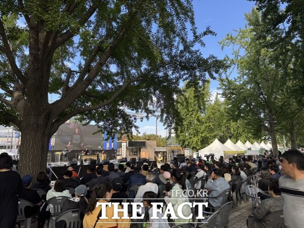 곡교천 은행나무길에서 개최된 2024년 아트밸리 아산 제35회 설화예술제에 시민들이 참여하고 있다. /아산시