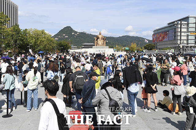 제578돌 한글날을 맞은 9일 오전 서울 종로구 광화문광장에서 열린 한글날 기념행사를 찾은 시민들로 붐비고 있다. /장윤석 기자