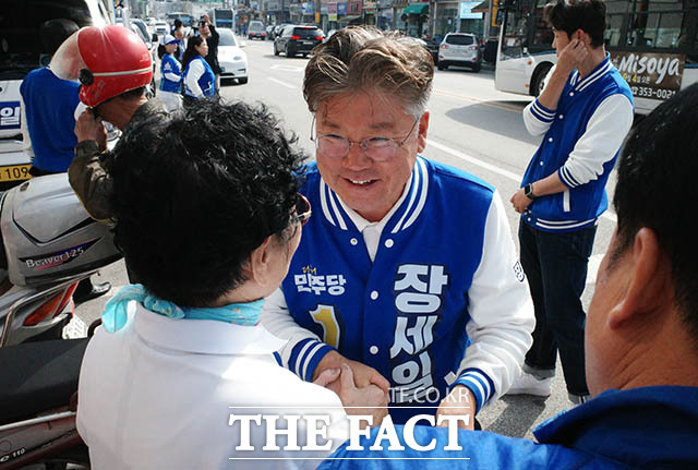 장세일 민주당 영광군수 후보가 9일 영광터미널종합시장 앞 유세를 앞두고 군민들과 인사를 나누고 있다. / 영광=김세정 기자