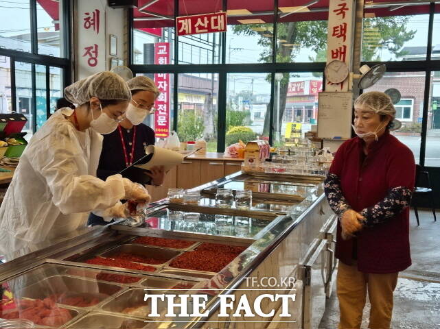 논산시가 2024 강경젓갈축제를 대비하기 위해 강경 젓갈판매업소 중 15개소를 무작위로 선정, 검사를 위해 새우젓, 낙지젓, 오징어젓 등 젓갈을 수거하고 있다. /논산시