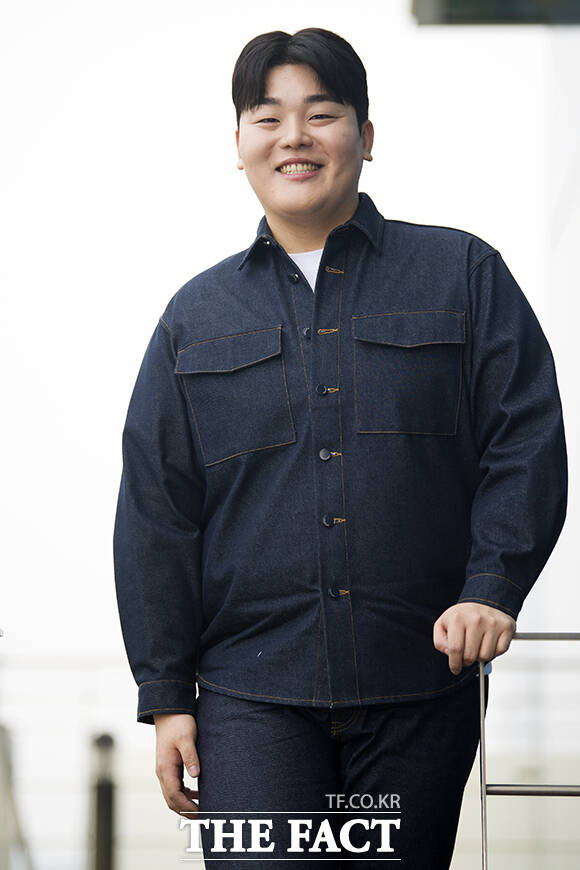 배우 이우제가 7일 오후 서울 마포구 상암동 <더팩트> 사옥에서 인터뷰를 마친 뒤 포즈를 취하고 있다. /서예원 기자