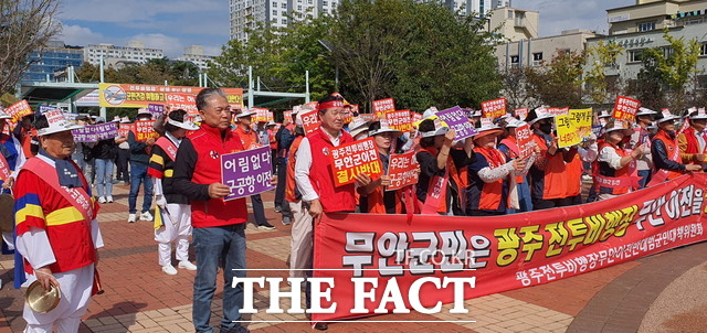 광주군공항 무안 이전 반대 범군민대책위원회 소속 삼향읍 지역대책위는 10일 남악 중앙공원에서 총궐기대회를 갖고 “광주 전투비행장 무안 이전을 결사반대한다”며 강기정 광주시장과 광주시를 싸잡아 비판했다./무안=홍정열 기자