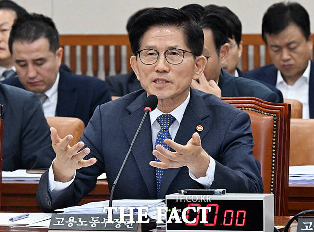 역사관 논란에 대한 해명하는 김문수 장관.