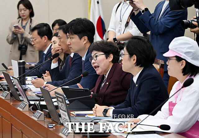 김문수 장관의 퇴장을 요청하는 야당 의원들에게 항의하는 여당 의원들.