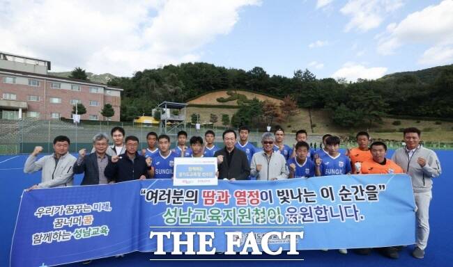 임태희(앞줄 가운데) 경기도교육감이 10일 경상남도 김해 하키경기장을 방문, 전국체육대회 출전을 앞둔 학생선수들을 격려하고 있다./경기도교육청