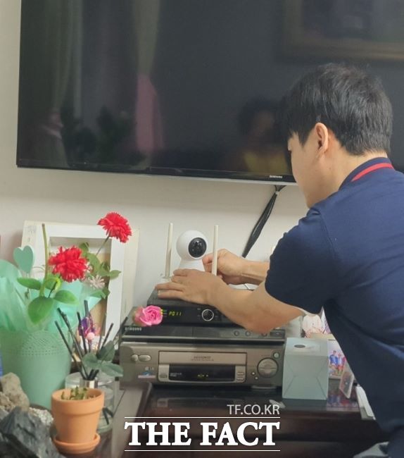 ‘돌봄 AI 옵저버’ 서비스 시행을 위해 치매노인 가정에 스마트 홈카메라를 설치하는 모습./광명시