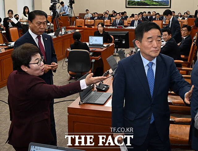 임이자 국민의힘 의원(왼쪽)과 강득구 더불어민주당 의원(오른쪽)이 김문수 고용노동부 장관의 퇴장과 관련해 설전을 벌이고 있다.