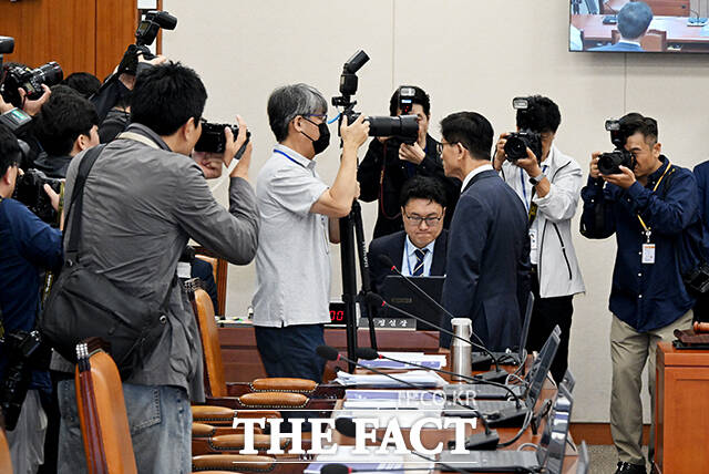 국감장 나서는 김문수 장관.