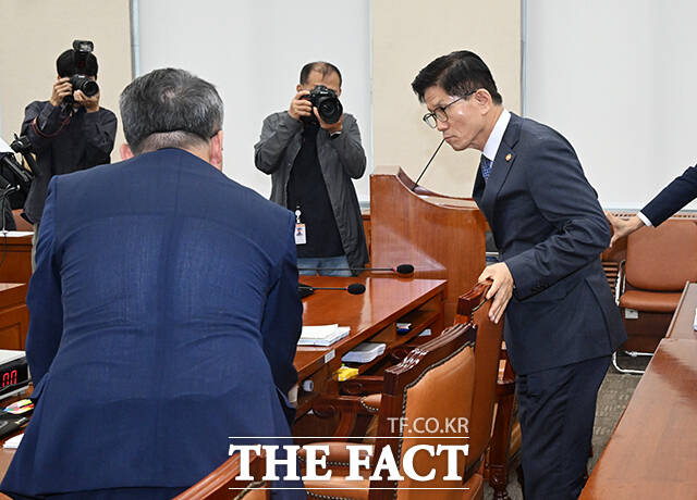 정회 뒤 자리에서 일어나는 김문수 장관.