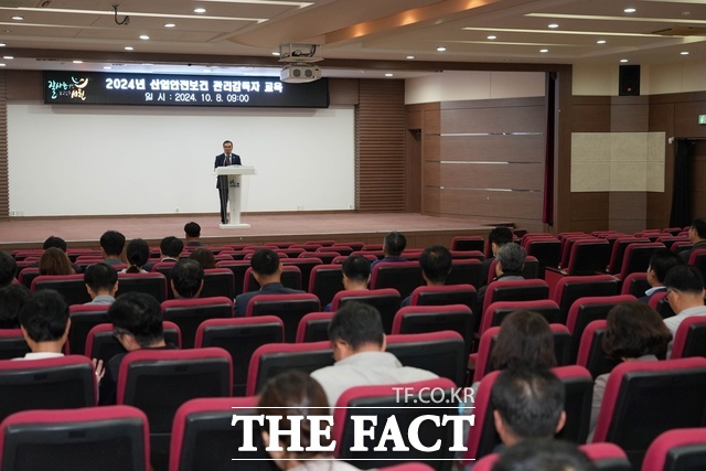 서천군이 현장 관리감독자의 산업안전보건 역량 증진을 위해 정기 산업안전보건교육을 실시하고 있다. / 서천군