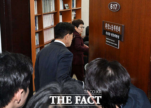 임이자 국민의힘 의원과 함께 이동하는 김문수 장관.
