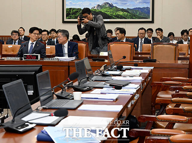 퇴장 명령을 거부한 채 자리 지키는 김문수 장관.