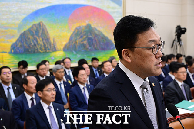 김병환 금융위원장이 10일 오전 서울 여의도 국회 정무위원회에서 열린 국정감사에 출석해 업무보고를 하고 있다. /국회=남윤호 기자