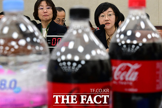 오유경 식품의약품안전처장(오른쪽)이 10일 오전 서울 여의도 국회 보건복지위원회에서 열린 식품의약품안전처 등에 대한 국정감사에 출석해 페트병 미세플라스틱과 관련한 질의에 답변하고 있다. /국회=남윤호 기자