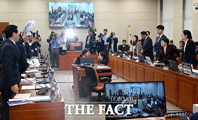 환노위 여야 위원들이 10일 오전 서울 여의도 국회에서 열린 환경노동위원회의 고용노동부에 대한 국정감사에 참석해 김문수 고용노동부 장관의 퇴장을 놓고 언쟁을 벌이고 있다. /국회=배정한 기자