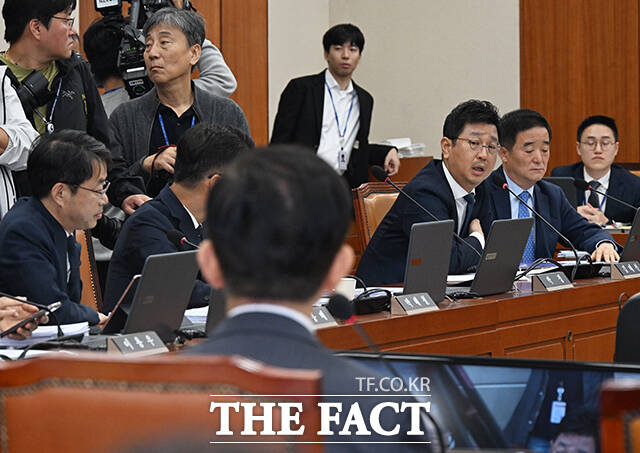 김문수 장관의 역사관 논란에 대한 발언하는 김태선 더불어민주당 의원(오른쪽에서 세번째).