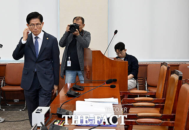 정회 선언 뒤 국감장 나서는 김문수 고용노동부 장관.