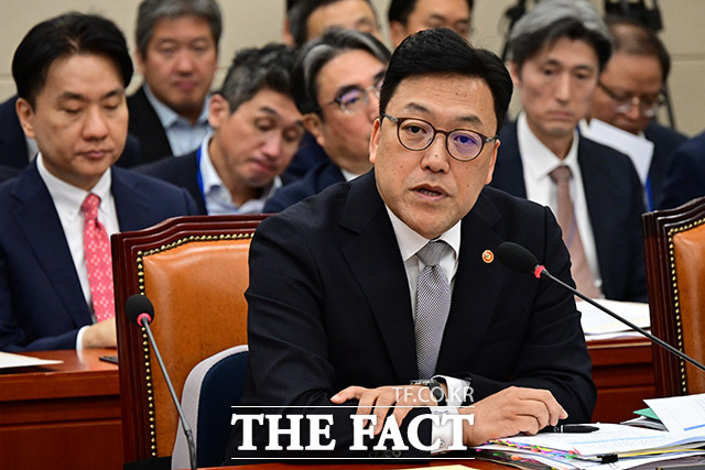 김병환 금융위원장이 10일 오전 서울 여의도 국회 정무위원회에서 열린 국정감사에 출석해 질의 답변을 하고 있다. /남윤호 기자