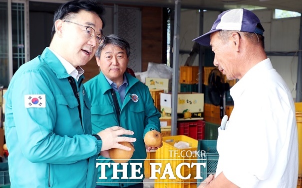 하승철 하동군수가 이상고온으로 피해를 입은 농가를 방문해 현장의 목소리를 듣고 있다./하동군