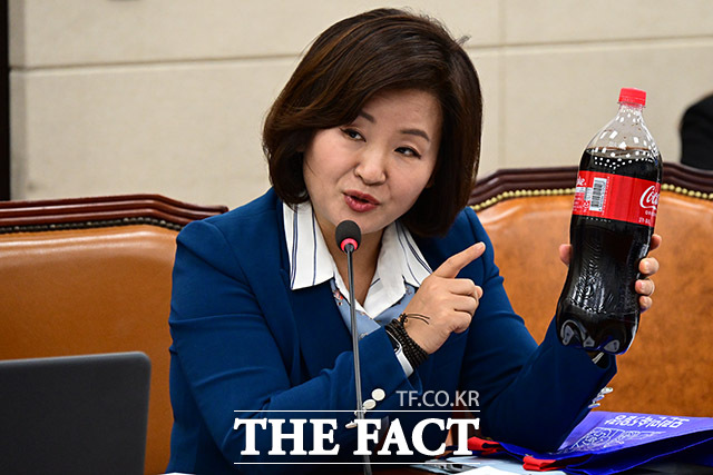 재활용 페트병의 미세플라스틱과 관련해 질의하는 이수진 더불어민주당 의원.