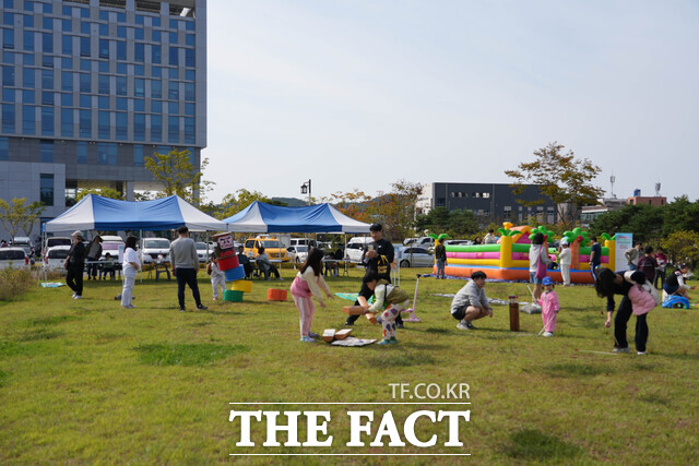 서천군의 제8회 모두가족축제에 참여한 가족들이 프로그램을 즐기고 있다. / 서천군