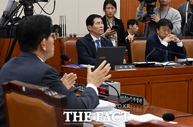 역사관 논란에 대해 해명하는 김문수 고용노동부 장관(왼쪽).
