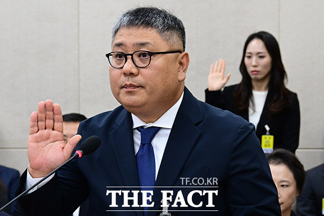 조민수 코스트코 코리아 대표(왼쪽)가 10일 오후 서울 여의도 국회 보건복지위원회에서 열린 식품의약품안전처 등에 대한 국정감사에 증인 출석해 선서하고 있다. 오른쪽은 주성원 쿠팡 전무. /국회=남윤호 기자