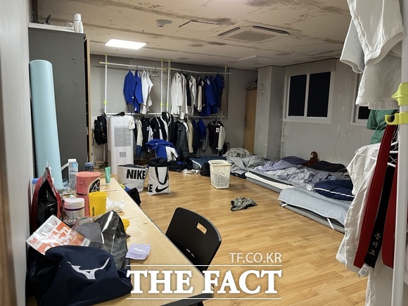 경북 포항시 A고등학교 유도부원들이 기숙사로 이용했던 방. 기숙사로 인가 받지 않고 사용된 휴게실은 소방시설도 미비하다는 지적이다. 곰팡이가 피어 있는 열악한 공간에서 6~8명이 생활했다./ 피해학부모 제공