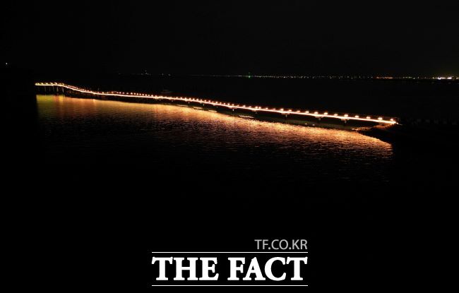 마리나 경관 브리지 야간조명 점등 모습./시흥시