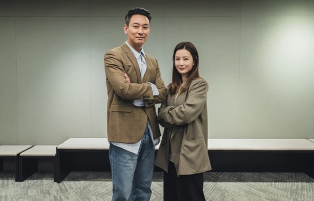 배우 주지훈(왼쪽)과 정유미가 tvN 새 토일드라마 사랑은 외나무다리에서로 호흡을 맞춘다. /tvN