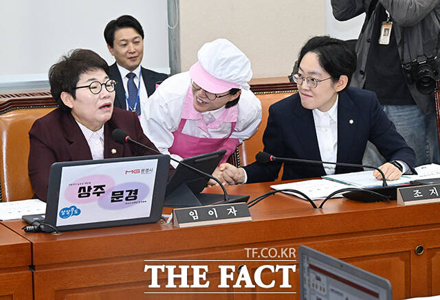 국민의힘 임이자(왼쪽), 조지연 의원(오른쪽)과 인사하는 정혜경 진보당 의원(가운데).