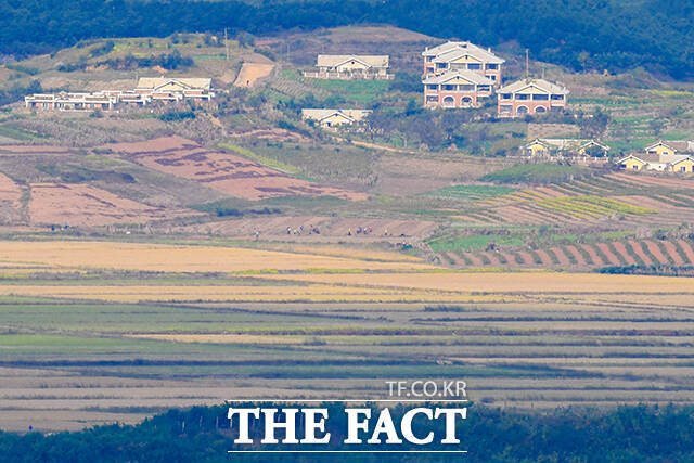 북한 주민들이 단체 농사를 짓고 있다.