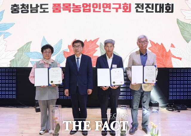 지난 8일 태안군 종합실내체육관에서 열린 충남 품목농업인연구회 시상식에서 최우수상을 받은 태안군 마늘연구회와 우수상을 차지한 태안군 양봉연구회 관계자들이 기념촬영을 하고 있다. / 태안군