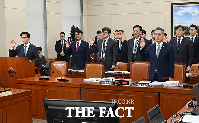 증인 선서하는 김문수 고용노동부 장관과 관계자들.