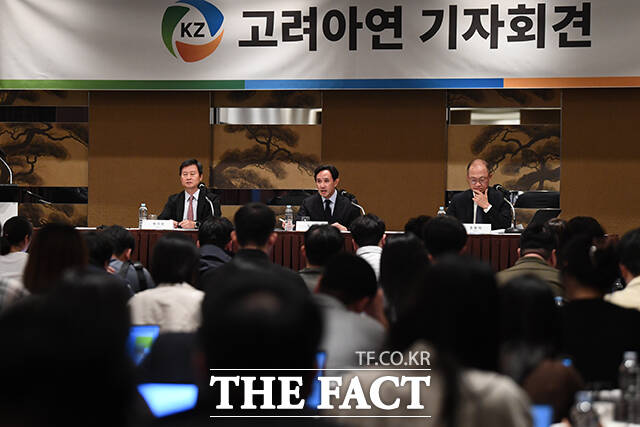 경영권을 두고 고려아연과 영풍·MBK 파트너스의 분쟁이 격화되는 가운데 최윤범 고려아연 회장(가운데)이 지난 2일 오후 서울 용산구 그랜드 하얏트에서 기자회견을 열고 취재진의 질문에 답변하고 있다. /서예원 기자