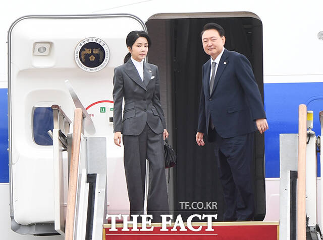 정치 브로커 명태균 씨는 최근 언론과 인터뷰에서 자신이 대선 당시 윤석열 후보의 자택을 수시로 방문하며 정치적 조언을 했다고 주장했다. 사진은 윤 대통령과 김건희 여사가 지난 6일 경기 성남시 서울공항에서 아세안 순방길에 오르며 인사하는 모습. /장윤석 기자