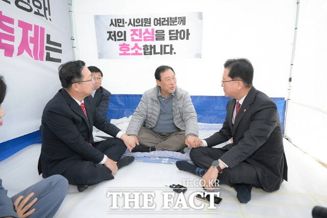 이장우 대전시장(왼쪽)과 조원휘 대전시의장(오른쪽)이 10일 단식 5일째를 맞고 있는 최민호 세종시장을 찾아 격려하고 있다. /세종시