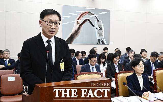 윤태양 삼성전자 부사장(최고안전책임자)이 10일 오후 서울 여의도 국회에서 열린 과학기술정보방송통신위원회의 원자력안전위원회에 대한 국정감사에 참석해 질의에 답변을 하고 있다. /국회=박헌우 기자
