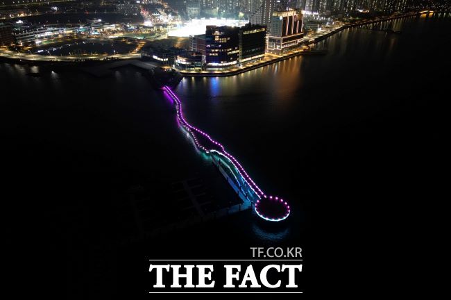 마리나 경관 브리지 야간조명 점등 모습./시흥시