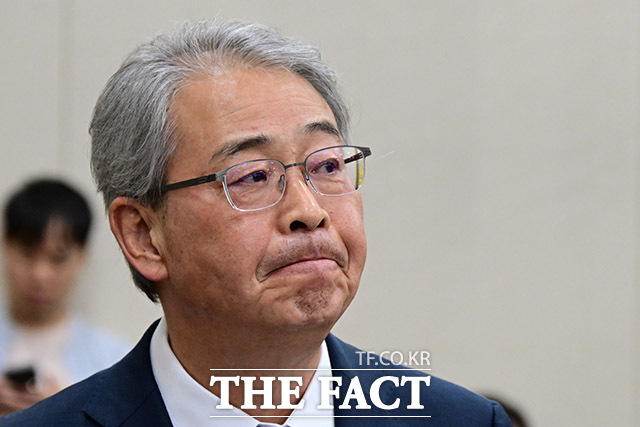 굳은 표정짓는 임종룡 회장.