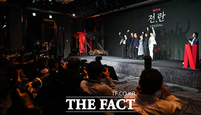 배우 정성일과 차승원, 김상만 감독, 김신록, 박정민, 강동원(왼쪽부터)이 10일 서울 종로구 JW메리어트 동대문 스퀘어 서울에서 열린 넷플릭스 영화 전, 란 제작발표회에 참석해 주먹을 쥐어보이고 있다. /이새롬 기자
