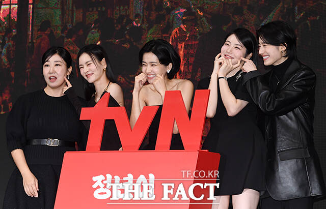 배우 라미란과 김윤혜, 김태리, 신예은, 정은채(왼쪽부터)가 10일 오후 서울 영등포구 콘래드호텔에서 열린 tvN 새토일드라마 정년이 제작발표회에 참석해 포즈를 취하고 있다. /서예원 기자