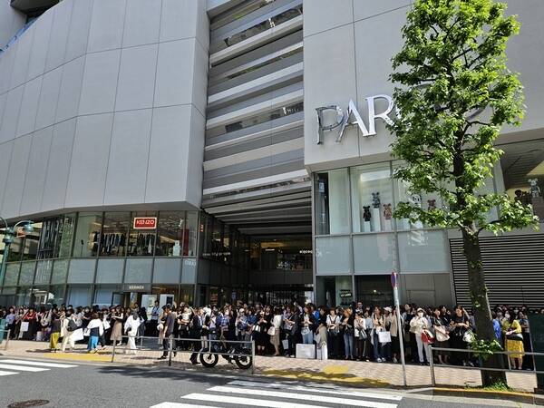 지난 5월 현대백화점이 일본 도쿄 파르코백화점 시부야점에서 더현대 글로벌을 통해 운영한 노이스 팝업스토어 오픈 기념 행사에 입장하기 위해 기다리는 고객들이 백화점 밖까지 긴 행렬을 이루고 있다. /현대백화점