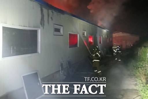 9일 오후 11시 2분쯤 의성군 의성읍 소재 돈사에서 불이 나 출동한 소방당국이 화재 진압을 하고 있다./경북소방본부